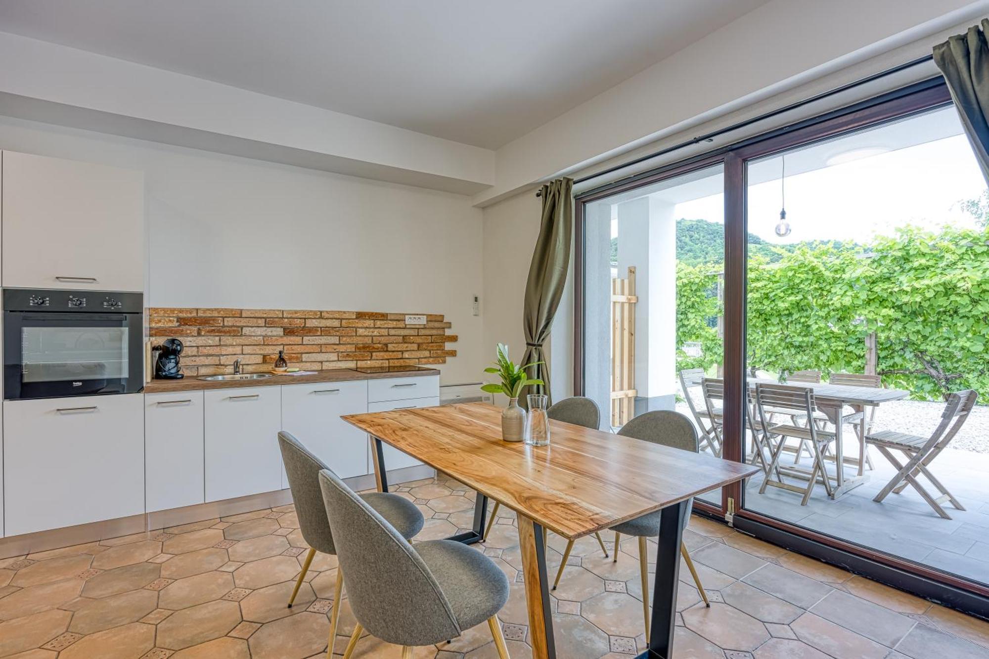 Vila Lisjak - Apartments ポドチェトルテク 部屋 写真